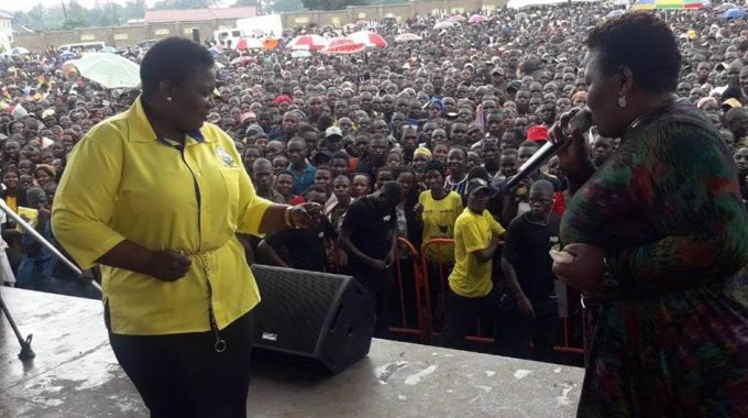 Justine Lumumba Kasule ne Catherine Kusasira ku siteegi