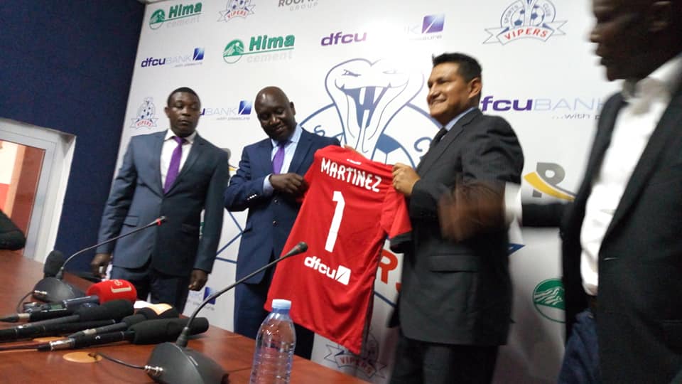 Vipers patron, Mulindwa hands Vipers Sc jersey to new head coach, Xavier Martinez