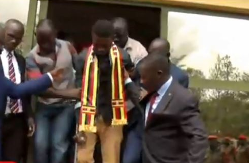 Bobi Wine ngafuluma kkooti y'amaggye