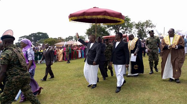 Kabaka ng'atuuka ku mukolo