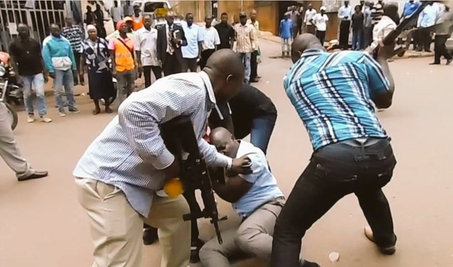 Abasirikale nga bakuba Kawooya