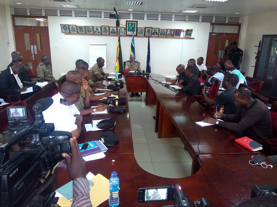 IGP Ochola bwe yabadde ayogerako eri abasirikale ku Lwokutaano