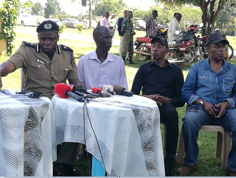 Asuman Mugenyi mu kwogerako eri bannamawulire ku Mutima Beach
