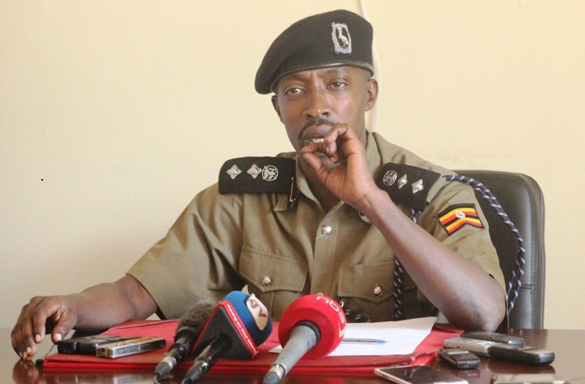 Kayima mu kwogerako eri bannamawulire