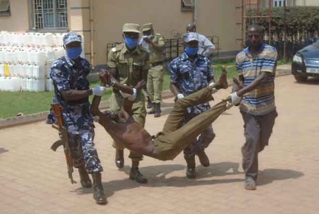 John Mugisha nga bamutwala mu ddwaaliro