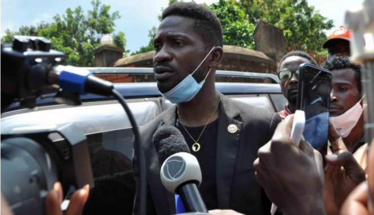 Bobi Wine mu kwogerako eri Bannamawulire