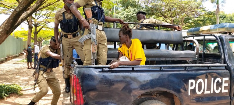 Omukyala omulala akwattiddwa