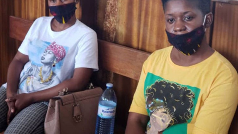 Tracy Nangendo ne Donah Werukwendera mu kkooti ya Buganda Road gye buvuddeko