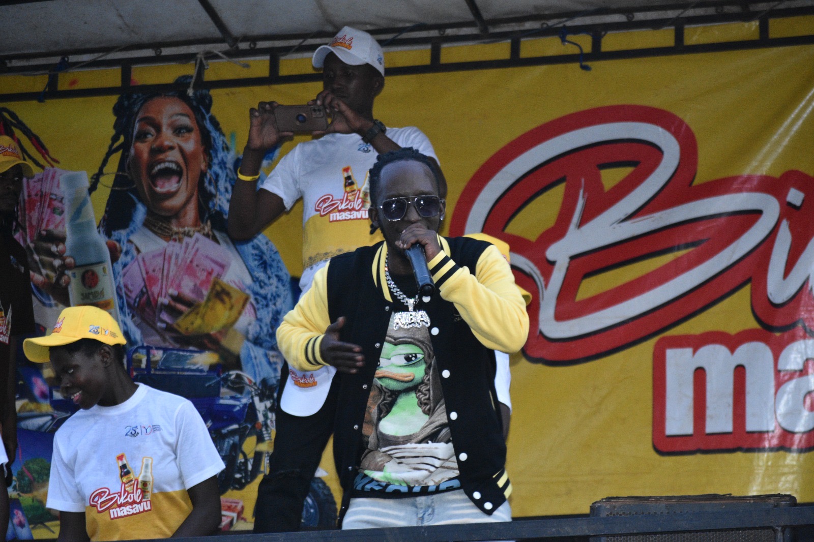 Gulu Town’sFavourite Artiste EezzyEntertains Fans At Layibi